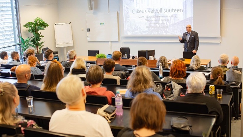 Yleisöä kuuntelemassa luentoa